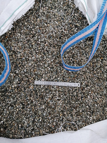 Kamenclub.ru: Галька речная окат (серая) фр.3-5 мм купить  в Волжском галька речная серая бежевый темно-серый окатанный речной камень округлый 9500 руб/т   фото КАМЕНЬ КЛУБ