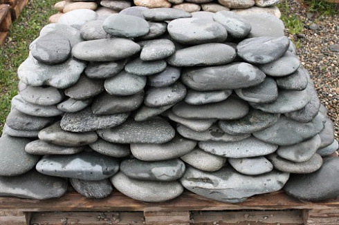 Kamenclub.ru: Галька речная плоская (темно-серая) фр. 100-200-300 мм. купить  в Волжском галька речная плоская темно-серый, серый, синий речной галечник плоский 9000 руб/т   фото КАМЕНЬ КЛУБ