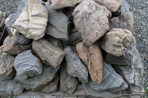 Kamenclub.ru: Песчаник декоративный ландшафтный (фр. 300-500 мм)  купить в Волжском песчаник желтый рыжий серый зеленый валун речной окатанный природный песчаника 4 500 руб/т   фото КАМЕНЬ КЛУБ