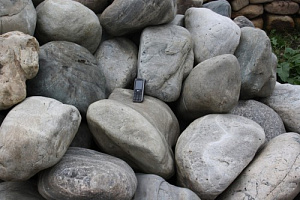 Kamenclub.ru: Речной валун Кабанчик фр.300-500 мм.  купить в Волжском крупный природный камень галька серый, темно-серый речной валун галечник масштабный 7000 руб/т   фото КАМЕНЬ КЛУБ