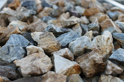 Kamenclub.ru: Мраморная крошка (щебень крошка медовый) фр. 20-40 мм.  купить в Волжском мрамор бежевый рыжий желтый ландшафтная мраморная крошка 12000 руб/т   фото КАМЕНЬ КЛУБ