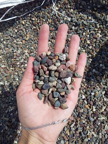 Kamenclub.ru: Галька речная окат цветная фр.5-10 мм. купить  в Волжском галька речная белый, серый, красноватый, синий, темно-серый речная окатанная галька декоративная 6800 руб/т   фото КАМЕНЬ КЛУБ