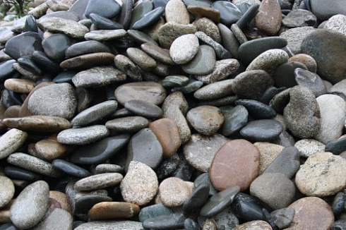Kamenclub.ru: Галька речная плоская (ассорти) фр. 100-200-300 мм купить  в Волжском галька галечник природный серый, белый темно-серый синий рыжий светло-серый природная галька плоская крупная 8000 руб/т   фото КАМЕНЬ КЛУБ
