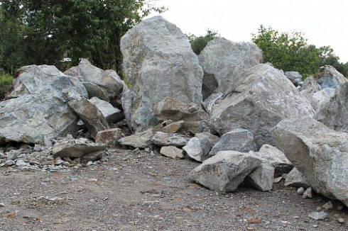 Kamenclub.ru: Змеевик скальник фр. 500-1500 мм.  купить в Волжском змеевик зеленый серый черный глыба скальная колотая 7500 руб/т   фото КАМЕНЬ КЛУБ