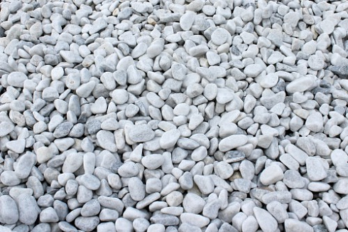 Kamenclub.ru: Щебень галтованный белый (мрамор) фр.5-10 мм.  купить в Волжском мрамор белый, айвори, молочный каменная мраморная декоративная ландшафтная крошка 17000 руб/т   фото КАМЕНЬ КЛУБ