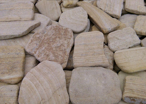 Kamenclub.ru: Песчаник пластушка галтованный желтый с рисунком (3 см)  купить в Волжском плитняк - пластушка желтый песчаник 21000 руб/м3   фото КАМЕНЬ КЛУБ