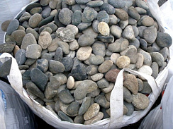 Kamenclub.ru: Галька речная плоская (ассорти) фр. 100-200-300 мм. купить в Волжском галька плоская разноцветная серый белый темно-серый синий речная галька ландшафтная 8000 руб/т   фото КАМЕНЬ КЛУБ