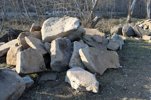 Kamenclub.ru: Песчаник плиты - плахи - пошаговые дорожки (фр. 70-150 мм)  купить в Волжском песчаник серый бежевый желтый зеленый колотый песчаник строительный 6500 руб/т   фото КАМЕНЬ КЛУБ