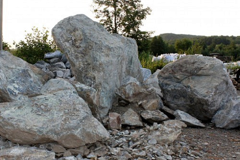 Kamenclub.ru: Змеевик скальник фр. 500-1500 мм.  купить в Волжском змеевик зеленый серый черный глыба скальная колотая 7500 руб/т   фото КАМЕНЬ КЛУБ