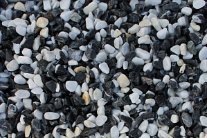 Kamenclub.ru: Мраморная крошка (щебень галтованный микс:белый-черный) фр.10-20 мм.  купить в Волжском мрамор белый, черный окатанные округлые декоративные ландшафтные камни щебня 15500 руб/т   фото КАМЕНЬ КЛУБ