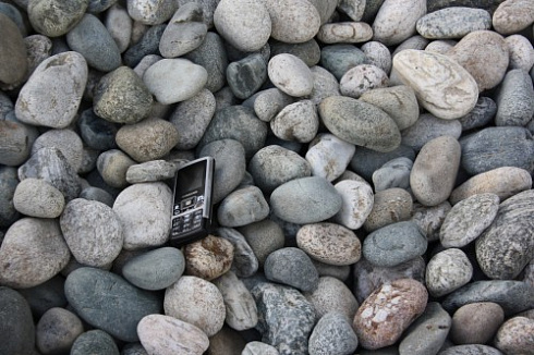 Kamenclub.ru: Галька речная окат (ассорти) фр. 50-100 мм. купить  в Волжском галька природная округлая серая белая черная серая коричневая синяя галька речная окатанная округлая 6200 руб/т   фото КАМЕНЬ КЛУБ