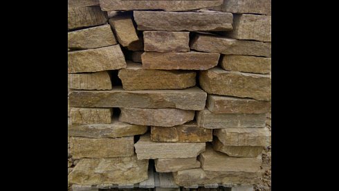 Kamenclub.ru: Песчаник пластушка желтый с рисунком (4-6 см)  купить в Волжском плитняк пластушка желтый с рисунком песчаник 9 000 руб/м3   фото КАМЕНЬ КЛУБ