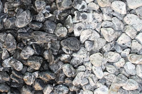 Kamenclub.ru: Щебень галтованный черный (мрамор) фр.20-40 мм.  купить в Волжском мрамор черный с белыми прожилками мрамор окатанный округлый 15000 руб/т   фото КАМЕНЬ КЛУБ