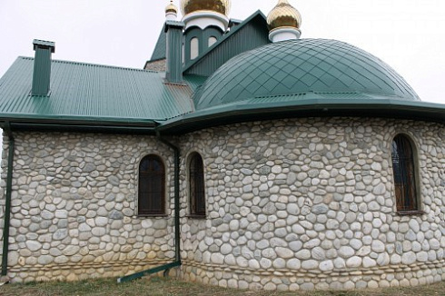 Kamenclub.ru: Галька речная плоская (бело-серая) фр. 100-200-300 мм. купить  в Волжском галька речная плоская серый, белый, бело-серый, серо-белый речная галька плоская  9000 руб/т   фото КАМЕНЬ КЛУБ