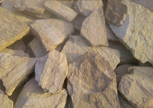 Kamenclub.ru: Песчаник пластушка "фонтанка" желтая (3,0 - 5,0 см)  купить в Волжском песчаник желтая, рыжий, желтый песчаник колотый рваный со сколом облицовочный 16200 руб/м3   фото КАМЕНЬ КЛУБ