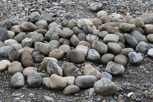 Kamenclub.ru: Речной валун (Ассорти) фр.100-300 мм.  купить в Волжском галечник серый, темно-серый, светло-серый речная галька крупных размеров 4200 руб/т   фото КАМЕНЬ КЛУБ