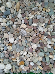 Kamenclub.ru: Галька горная речная окат (цветная) фр. 20-40 мм. купить  в Волжском галька речная серый синий бежевый белый окатанная речная галька ландшафтная 6800 руб/т   фото КАМЕНЬ КЛУБ