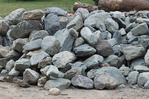 Kamenclub.ru: Гранит скальник (серо-зеленый) фр. 100-500 мм.  купить в Волжском гранит зеленый, серый, салатовый крупный ландшафтный валун 6 000 руб/т   фото КАМЕНЬ КЛУБ