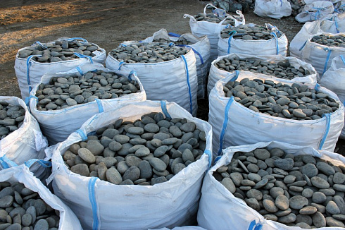 Kamenclub.ru: Галька речная плоская (ассорти) фр. 100-200-300 мм. купить  в Волжском галька плоская разноцветная серый белый темно-серый синий речная галька ландшафтная 8000 руб/т   фото КАМЕНЬ КЛУБ