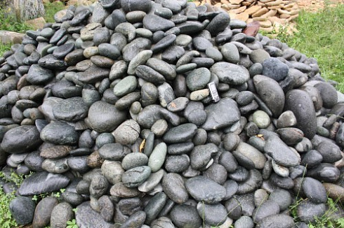 Kamenclub.ru: Темно-серый валунчик фр.100-300 мм.  купить в Волжском крупный природный камень серый, темно-серый, светло-серый речная галька большого размера окатанная 4500 руб/т   фото КАМЕНЬ КЛУБ