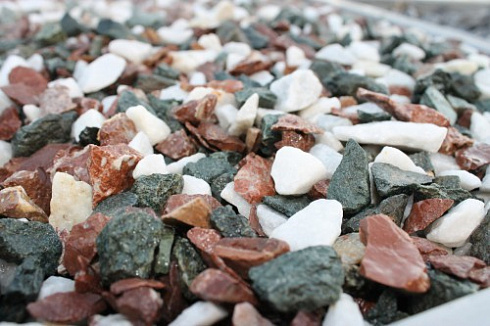 Kamenclub.ru: Мраморная крошка (щебень крошка микс: белый-зеленый-розовый) фр. 10-20 мм.  купить в Волжском мрамор белый, зеленый, розовый декоративный ландшафтный колотый щебень 12000 руб/т   фото КАМЕНЬ КЛУБ