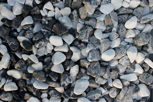 Kamenclub.ru: Мраморная крошка (щебень галтованный микс:: белый-черный) фр.20-40 мм  купить в Волжском мрамор белый, черный мраморный галтованный щебень 15500 руб/т   фото КАМЕНЬ КЛУБ