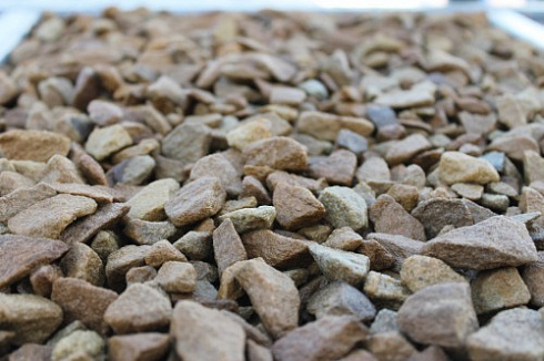 Kamenclub.ru: Щебень крошка желтый (песчаник) фр. 20-40 мм.  купить в Волжском песчаник бежевый рыжий каменная крошка песчаника 9500 руб/т   фото КАМЕНЬ КЛУБ