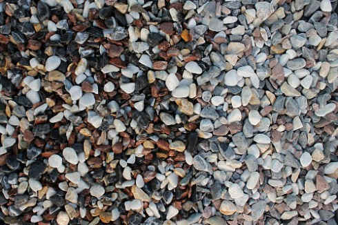 Kamenclub.ru: Мраморная крошка (щебень галтованный микс:белый-черный-розовый-медовый) фр.10-20 мм.  купить в Волжском мрамор белый, медовый, черный, розовый мраморный декоративный ландшафтный окатанный округлый галтованный щебень 15500 руб/т   фото КАМЕНЬ КЛУБ