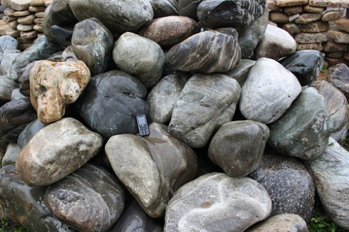 Kamenclub.ru: Речной валун Кабанчик фр.300-500 мм.  купить в Волжском крупный природный камень галька серый, темно-серый речной валун галечник масштабный 7000 руб/т   фото КАМЕНЬ КЛУБ