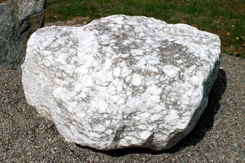 Kamenclub.ru: Мраморизированный известняк фр.500-1500 мм.  купить в Волжском    10000 руб/т   фото КАМЕНЬ КЛУБ