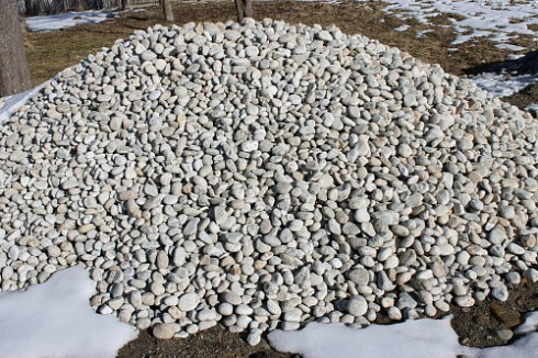 Kamenclub.ru: Галька речная окат (серо-белая) фр. 70-120 мм купить  в Волжском галька галечник бело-серая, серо-белая, серая, белая речная природная галька  8000 руб/т   фото КАМЕНЬ КЛУБ