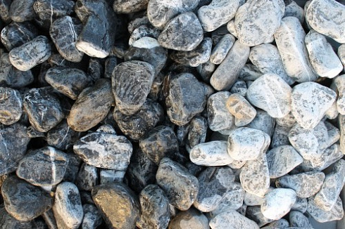 Kamenclub.ru: Щебень галтованный черный (мрамор) фр. 50-100 мм.  купить в Волжском мрамор черный с белыми прожилками щебень ландшафтный мраморный 15000 руб/т   фото КАМЕНЬ КЛУБ