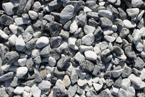 Kamenclub.ru: Мраморная крошка (щебень галтованный микс:: белый-черный) фр.20-40 мм  купить в Волжском мрамор белый, черный мраморный галтованный щебень 15500 руб/т   фото КАМЕНЬ КЛУБ