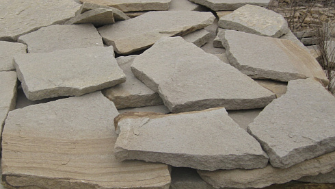 Kamenclub.ru: Песчаник пластушка светло-серый (2,0 см)  купить в Волжском плитняк- ластушка светло-серый, серый рваный ландшафтный плитняк колотый 13800 руб/м3   фото КАМЕНЬ КЛУБ