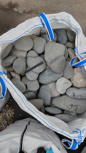 Kamenclub.ru: Галька речная плоская (темно-серая) фр. 70-150 мм. купить  в Волжском галечник природный темно-серый серый синий речная плоская природная окатанная  9000 руб/т   фото КАМЕНЬ КЛУБ