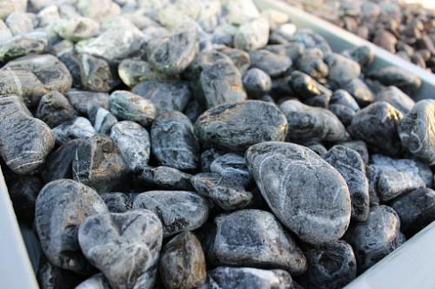 Kamenclub.ru: Щебень галтованный черный (мрамор) фр.20-40 мм.  купить в Волжском мрамор черный с белыми прожилками мрамор окатанный округлый 15000 руб/т   фото КАМЕНЬ КЛУБ