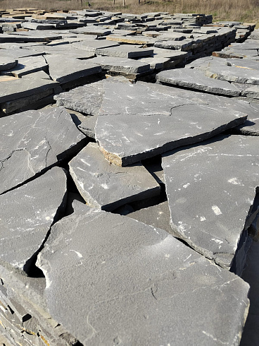 Kamenclub.ru: Песчаник пластушка светло-серый (2,0 см)  купить в Волжском плитняк- ластушка светло-серый, серый рваный ландшафтный плитняк колотый 13800 руб/м3   фото КАМЕНЬ КЛУБ