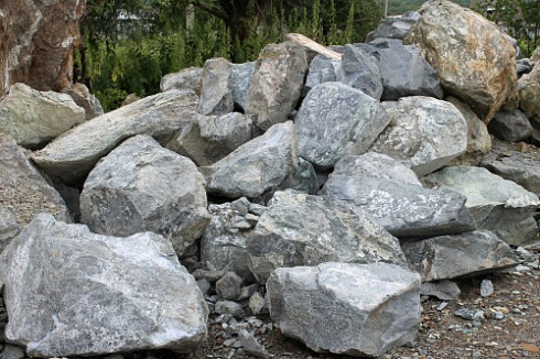 Kamenclub.ru: Змеевик скальник фр. 500-1500 мм.  купить в Волжском змеевик зеленый серый черный глыба скальная колотая 7500 руб/т   фото КАМЕНЬ КЛУБ