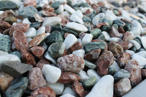 Kamenclub.ru: Мраморная крошка (щебень галтованный микс:белый-зеленый-розовый) фр.20-40 мм.  купить в Волжском мрамор белый, зеленый, розовый мрамор декоративный (галтовка) 15500 руб/т   фото КАМЕНЬ КЛУБ