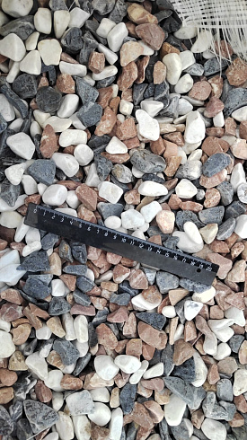 Kamenclub.ru: Мраморная крошка (щебень галтованный микс:белый-зеленый-розовый) фр.20-40 мм.  купить в Волжском мрамор белый, зеленый, розовый мрамор декоративный (галтовка) 15500 руб/т   фото КАМЕНЬ КЛУБ