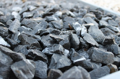 Kamenclub.ru: Щебень крошка черный (мрамор) фр. 10-20 мм.  купить в Волжском мрамор черный с белыми прожилками, черный, белый каменная ландшафтная декоративная крошка щебня 11000 руб/т   фото КАМЕНЬ КЛУБ