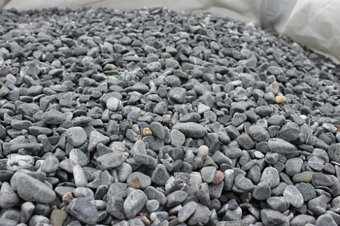 Kamenclub.ru: Щебень галтованный черный (мрамор) фр.10-20 мм.  купить в Волжском мрамор черный с белыми прожилками, черный, белый окатанный округлый ландшафтный декоративный щебень 15000 руб/т   фото КАМЕНЬ КЛУБ