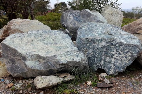 Kamenclub.ru: Змеевик скальник фр. 500-1500 мм.  купить в Волжском змеевик зеленый серый черный глыба скальная колотая 7500 руб/т   фото КАМЕНЬ КЛУБ