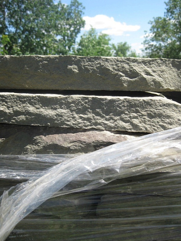 Kamenclub.ru: Песчаник пластушка серо-зеленый (4,0 см- 5,0 см)  купить в Волжском песчаник серо-зеленый, серый, зеленый песчаник рваный ландшафтный колотый 9000 руб/м3   фото КАМЕНЬ КЛУБ