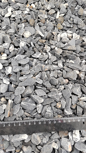 Kamenclub.ru: Щебень галтованный черный (мрамор) фр.10-20 мм.  купить в Волжском мрамор черный с белыми прожилками, черный, белый окатанный округлый ландшафтный декоративный щебень 15000 руб/т   фото КАМЕНЬ КЛУБ