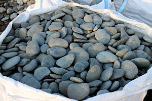 Kamenclub.ru: Галька речная плоская (темно-серая) фр. 100-200-300 мм. купить в Волжском галька речная плоская темно-серый, серый, синий речной галечник плоский 9000 руб/т   фото КАМЕНЬ КЛУБ
