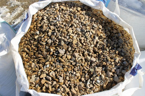 Kamenclub.ru: Щебень крошка желтый (песчаник) фр. 20-40 мм.  купить в Волжском песчаник бежевый рыжий каменная крошка песчаника 9500 руб/т   фото КАМЕНЬ КЛУБ