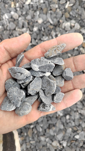 Kamenclub.ru: Щебень галтованный черный (мрамор) фр.10-20 мм.  купить в Волжском мрамор черный с белыми прожилками, черный, белый окатанный округлый ландшафтный декоративный щебень 15000 руб/т   фото КАМЕНЬ КЛУБ