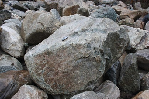 Kamenclub.ru: Гранит скальник (серо-зеленый) фр. 500-1500 мм.  купить в Волжском гранит мрамор  серый зеленый темно-серый глыба скальная колотая ландшафтная 7 500 руб/т   фото КАМЕНЬ КЛУБ