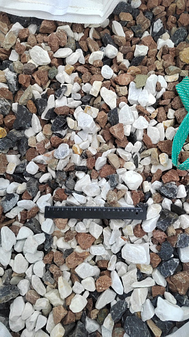 Kamenclub.ru: Мраморная крошка (щебень крошка микс : белый-черный-розовый) фр. 20-40 мм.  купить в Волжском мрамор белый, черный, розовый декоративная ландшафтная крошка 12000 руб/т   фото КАМЕНЬ КЛУБ